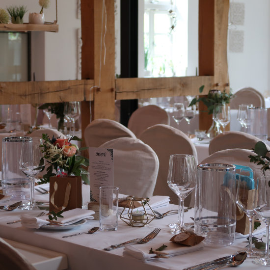 Hochzeiten in Burgwedel-Eingedeckte Tische mit Dekorationen und Blumen