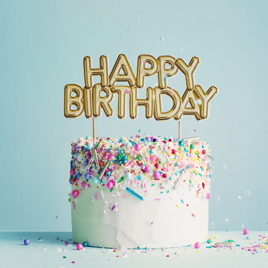 Titelbild_Privatfeiern im Landhaus Burgwedel-Weiße Geburtstagstorte mit bunten Streuseln und einem Happy Birthday-Schild